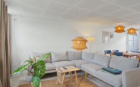 Swarthofthi - 90M from the Sea: Møbel, Træ, Indretning, Gulvbelægning, Etage, Loft, Lysarmatur, Belysning, Stue