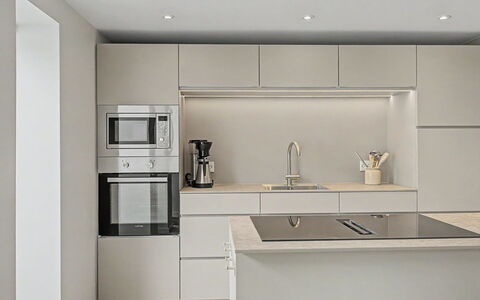 Swarthofthi - 90M from the Sea: Køkken, Køkken Apparat, Countertop, Indretning, Cabinetry, Gulvbelægning, Møbel, Væg, Etage, Træ
