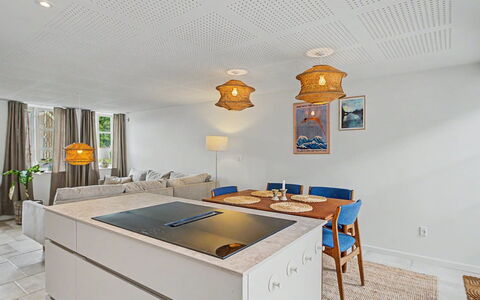 Swarthofthi - 90M from the Sea: Gulvbelægning, Indretning, Træ, Loft, Møbel, Etage, Lysarmatur, Countertop, Køkken, Cabinetry