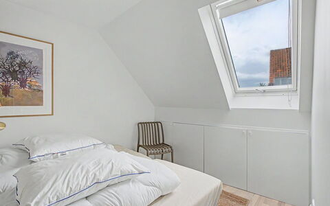 Swarthofthi - 90M from the Sea: Væg, Indretning, Soveværelse, Gulvbelægning, Træ, Seng, Loft, Etage, Møbel, Værelse