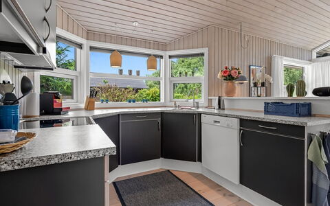 Rise - 600M from the Sea: Køkken, Indretning, Countertop, Loft, Køkken Apparat, Større Bandage, Cabinetry, Gulvbelægning, Hjem, Husholdningsapparat