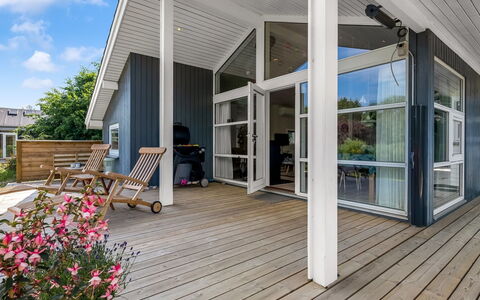 Rise - 600M from the Sea: Træ, Veranda, Dør, Hjem, Hus, Tag, Sidespor, Kompositmateriale, Hårdttræ, Dæk