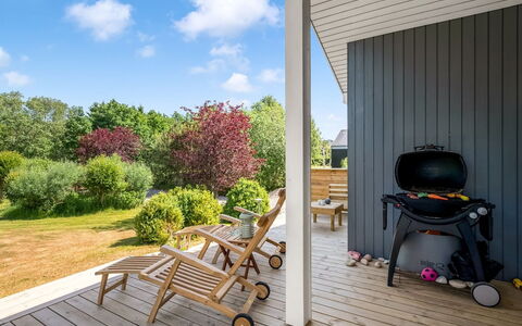 Rise - 600M from the Sea: Træ, Møbel, Udendørs Møbler, Veranda, Land Lot, Have, Skygge, Stol, Dæk, Hårdttræ