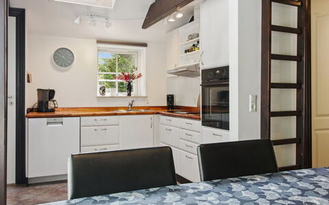 Fita - 30Km from the Sea: Møbel, Gulvbelægning, Indretning, Træ, Etage, Loft, Køkken, Countertop, Cabinetry, Værelse