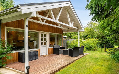 Arisa - from the Sea: Træ, Veranda, Sommerhus, Tag, Hus, Hjem, Dør, Garden Bygninger, Skygge, Hårdttræ