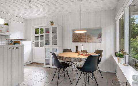 Arisa - from the Sea: Møbel, Indretning, Gulvbelægning, Træ, Etage, Loft, Lysarmatur, Køkken & Spisebord, Stol, Spisestue