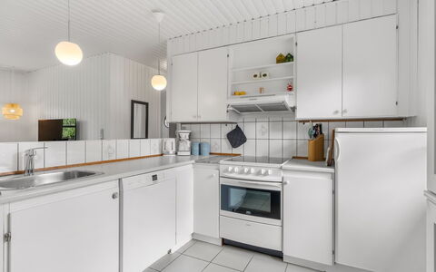 Arisa - from the Sea: Køkken, Køkken Apparat, Større Bandage, Countertop, Gulvbelægning, Indretning, Loft, Etage, Cabinetry, Køkkenvask