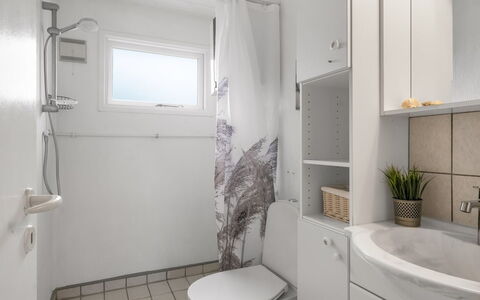 Arisa - from the Sea: Sanitærarmatur, Væg, Gulvbelægning, Indretning, Etage, Badeværelse, Toilet, Toiletbræt, Håndvask, Loft