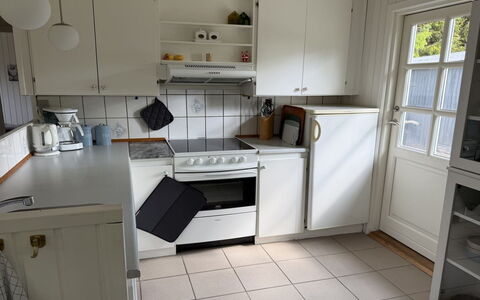 Arisa - from the Sea: Køkken Apparat, Køkken, Større Bandage, Gulvbelægning, Countertop, Cabinetry, Komfur, Etage, Husholdningsapparat, Indretning