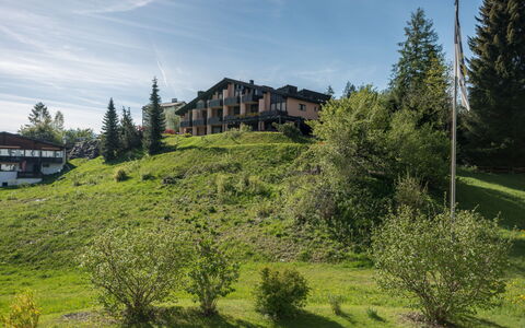 Prada Biala: Vindue, Arkitektur, Boligområde, Hus, Hjem, Tag, Sommerhus, Indkørsel, Forstad, Stor Mellemklassebil