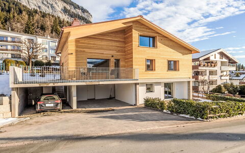 Flims 832: Vindue, Arkitektur, Boligområde, Hus, Hjem, Tag, Sommerhus, Indkørsel, Forstad, Stor Mellemklassebil