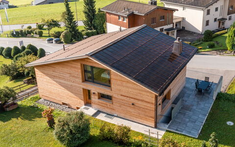 Flims 832: Vindue, Arkitektur, Boligområde, Hus, Hjem, Tag, Sommerhus, Indkørsel, Forstad, Stor Mellemklassebil