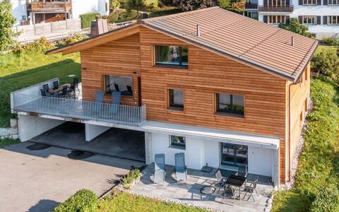 Flims 832: Vindue, Arkitektur, Boligområde, Hus, Hjem, Tag, Sommerhus, Indkørsel, Forstad, Stor Mellemklassebil