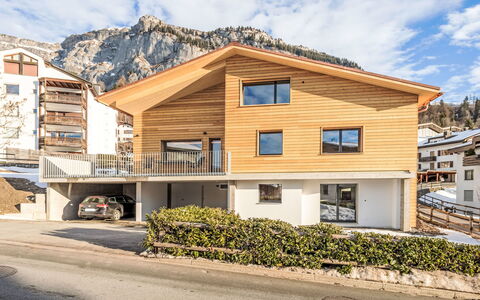 Flims 832: Vindue, Arkitektur, Boligområde, Hus, Hjem, Tag, Sommerhus, Indkørsel, Forstad, Stor Mellemklassebil
