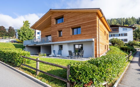 Flims 832: Vindue, Arkitektur, Boligområde, Hus, Hjem, Tag, Sommerhus, Indkørsel, Forstad, Stor Mellemklassebil
