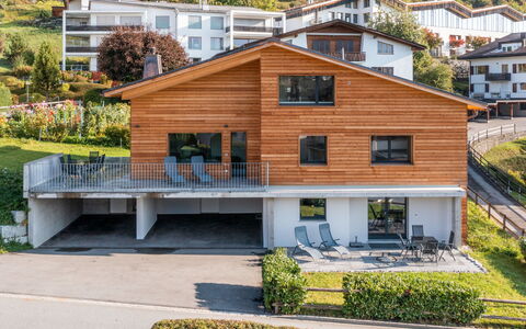 Flims 832: Vindue, Arkitektur, Boligområde, Hus, Hjem, Tag, Sommerhus, Indkørsel, Forstad, Stor Mellemklassebil