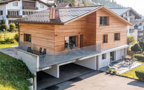 Flims 832: Vindue, Arkitektur, Boligområde, Hus, Hjem, Tag, Sommerhus, Indkørsel, Forstad, Stor Mellemklassebil