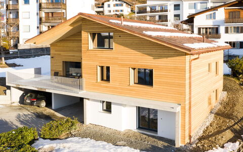 Flims 832: Vindue, Arkitektur, Boligområde, Hus, Hjem, Tag, Sommerhus, Indkørsel, Forstad, Stor Mellemklassebil