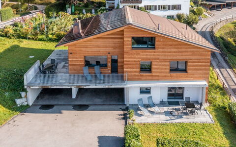 Flims 832: Vindue, Arkitektur, Boligområde, Hus, Hjem, Tag, Sommerhus, Indkørsel, Forstad, Stor Mellemklassebil