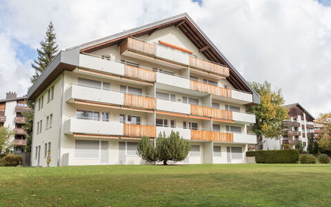 Val Signina 1-13A: Vindue, Arkitektur, Boligområde, Hus, Hjem, Tag, Sommerhus, Indkørsel, Forstad, Stor Mellemklassebil