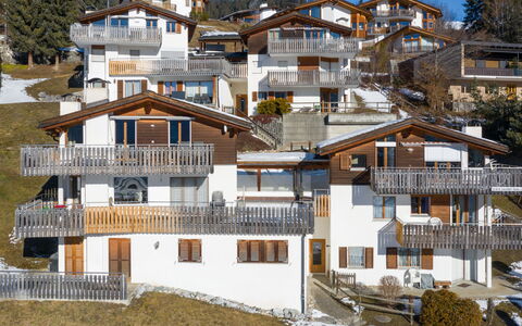 Casa Darschalè 11: Vindue, Arkitektur, Boligområde, Hus, Hjem, Tag, Sommerhus, Indkørsel, Forstad, Stor Mellemklassebil