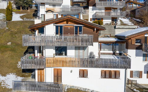 Casa Darschalè 11: Vindue, Arkitektur, Boligområde, Hus, Hjem, Tag, Sommerhus, Indkørsel, Forstad, Stor Mellemklassebil