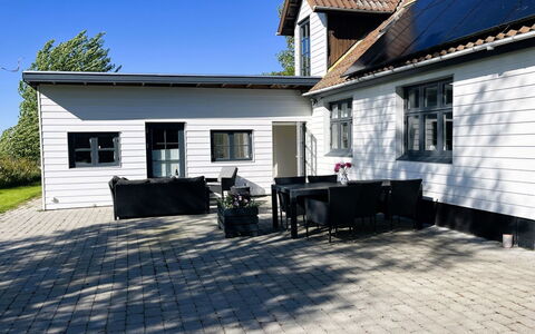Aaro - 275M from the Sea: Vindue, Arkitektur, Boligområde, Hus, Hjem, Tag, Sommerhus, Indkørsel, Forstad, Stor Mellemklassebil