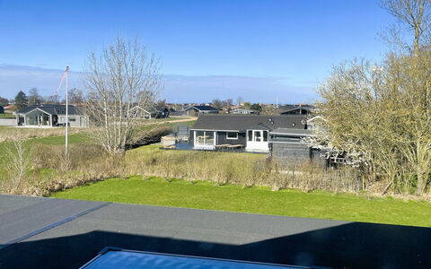 Aaro - 275M from the Sea: Vindue, Arkitektur, Boligområde, Hus, Hjem, Tag, Sommerhus, Indkørsel, Forstad, Stor Mellemklassebil