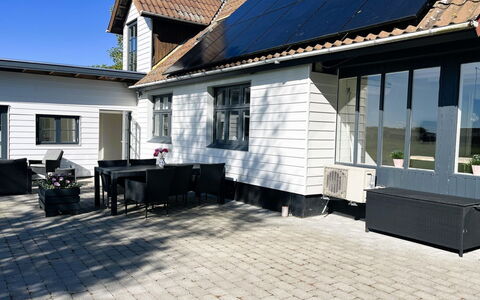 Aaro - 275M from the Sea: Vindue, Arkitektur, Boligområde, Hus, Hjem, Tag, Sommerhus, Indkørsel, Forstad, Stor Mellemklassebil