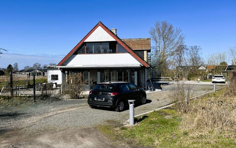 Aaro - 275M from the Sea: Vindue, Arkitektur, Boligområde, Hus, Hjem, Tag, Sommerhus, Indkørsel, Forstad, Stor Mellemklassebil