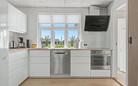 Aaro - 275M from the Sea: Køkken, Køkken Apparat, Gulvbelægning, Større Bandage, Træ, Etage, Countertop, Cabinetry, Indretning, Husholdningsapparat