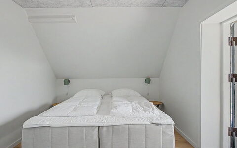 Aaro - 275M from the Sea: Soveværelse, Gulvbelægning, Loft, Etage, Indretning, Sengetøj, Sengetøj, Sengetøj, Seng, Bed Frame