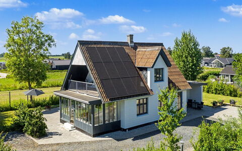 Aaro - 275M from the Sea: Græs, Bygning, Tag, Hus, Hjem, Boligområde, Busk, Sommerhus, Arkitektur