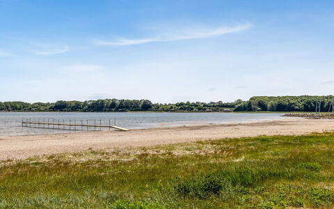 Maris - 280M from the Sea: Vindue, Arkitektur, Boligområde, Hus, Hjem, Tag, Sommerhus, Indkørsel, Forstad, Stor Mellemklassebil