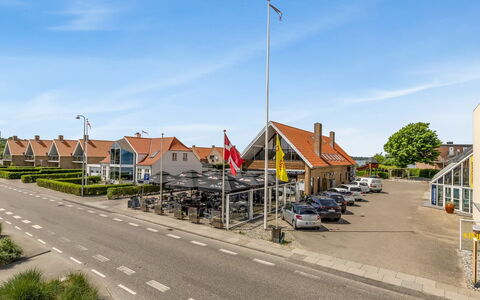 Maris - 280M from the Sea: Møbel, Indretning, Væg, Gulvbelægning, Træ, Etage, Værelse, Loft, Belysning, Hjem