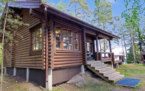 Kariniemi: Møbel, Indretning, Væg, Gulvbelægning, Træ, Etage, Værelse, Loft, Belysning, Hjem