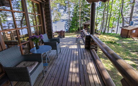Kariniemi: Møbel, Indretning, Væg, Gulvbelægning, Træ, Etage, Værelse, Loft, Belysning, Hjem