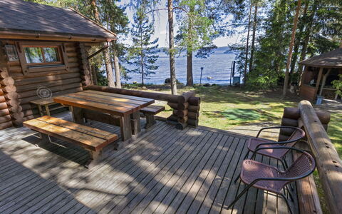 Kariniemi: Møbel, Indretning, Væg, Gulvbelægning, Træ, Etage, Værelse, Loft, Belysning, Hjem