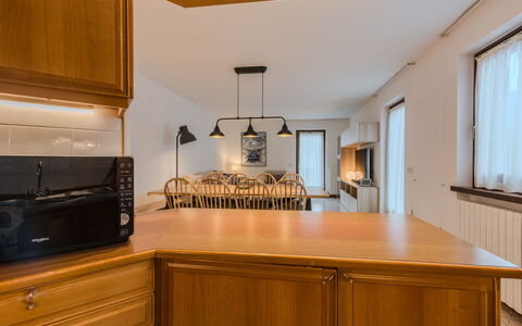 Sun: Køkken, Indretning, Countertop, Cabinetry, Møbel, Træ, Loft, Lysarmatur, Gulvbelægning, Køkken Apparat