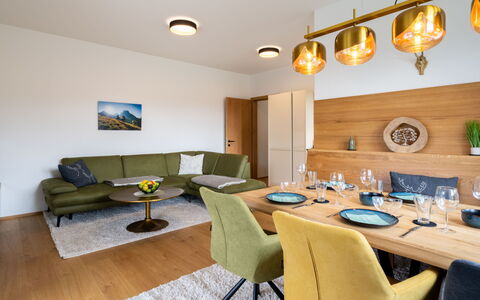 Family Nest Goldeck & See: Møbel, Indretning, Gulvbelægning, Etage, Træ, Loft, Bord, Lysarmatur, Værelse, Spisestue