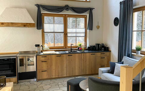 Chalet Auszeit: Møbel, Indretning, Køkken, Gulvbelægning, Træ, Countertop, Cabinetry, Etage, Stol, Køkken Apparat