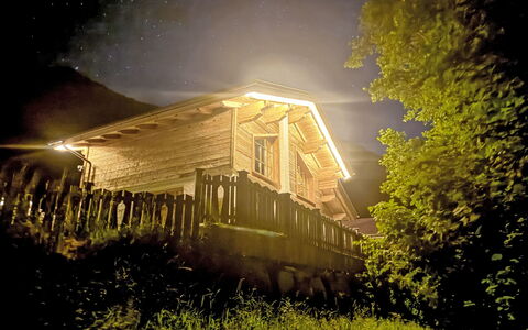 Chalet Auszeit: Træ, Sommerhus, Hus, Arkitektur, Hytte, Tag, Hjem, Nat, Bjælkehytte, Skur