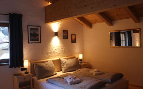 Chalet Auszeit: Møbel, Indretning, Seng, Væg, Soveværelse, Gulvbelægning, Etage, Træ, Loft, Værelse