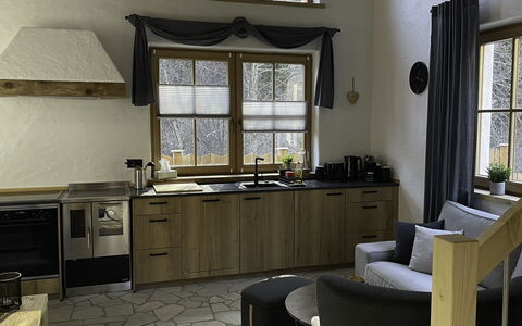Chalet Auszeit: Møbel, Indretning, Gulvbelægning, Træ, Køkken, Countertop, Etage, Stol, Cabinetry, Værelse