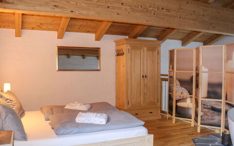 Chalet Auszeit: Møbel, Indretning, Træ, Gulvbelægning, Soveværelse, Etage, Seng, Loft, Værelse, Belysning