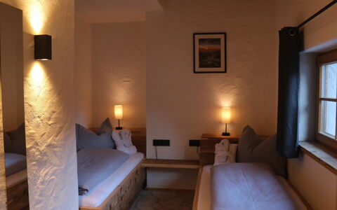Chalet Auszeit: Træ, Møbel, Indretning, Gulvbelægning, Etage, Loft, Belysning, Værelse, Soveværelse, Seng