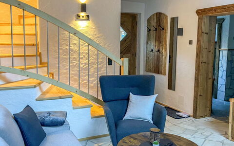 Chalet Auszeit: Møbel, Indretning, Gulvbelægning, Væg, Træ, Etage, Stue, Værelse, Couch, Belysning