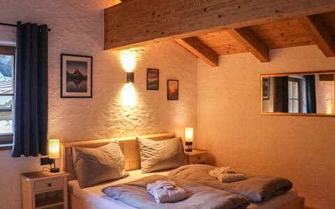Chalet Auszeit: Møbel, Indretning, Seng, Væg, Soveværelse, Gulvbelægning, Etage, Værelse, Træ, Loft