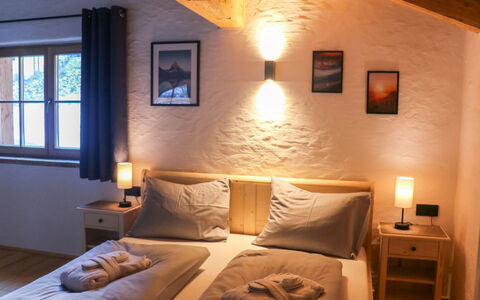 Chalet Auszeit: Møbel, Indretning, Seng, Soveværelse, Væg, Træ, Sengetøj, Gulvbelægning, Etage, Værelse
