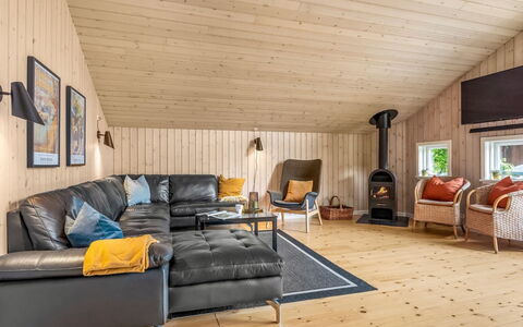 Sissa - 700M from the Sea: Træ, Indretning, Møbel, Gulvbelægning, Loft, Hjem, Stue, Etage, Trægulve, Belysning